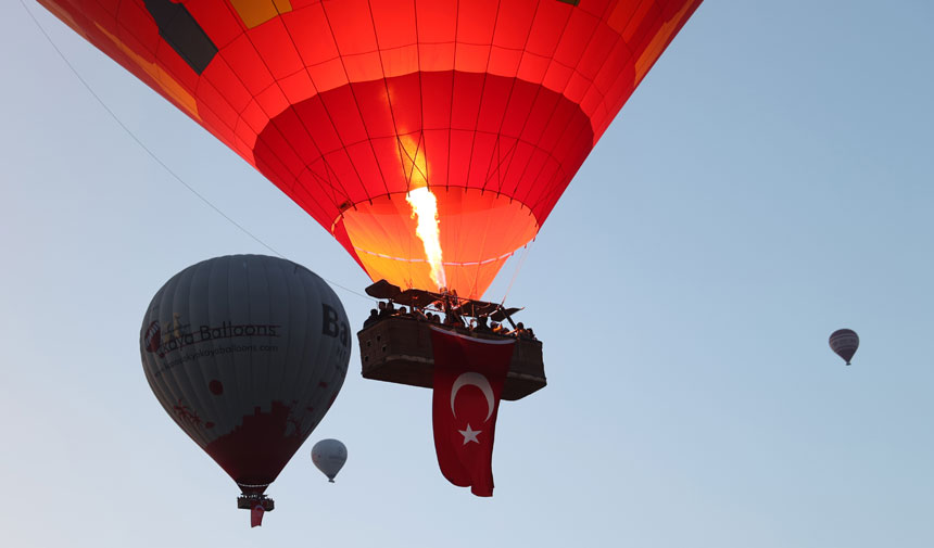 Kapadokya'da balonlar, 19 Mayıs için Türk bayraklarıyla havalandı 1