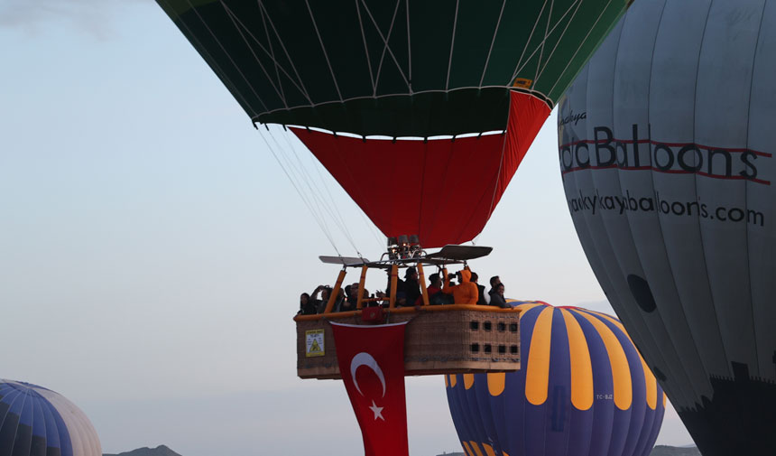 Kapadokya'da balonlar, 19 Mayıs için Türk bayraklarıyla havalandı 4