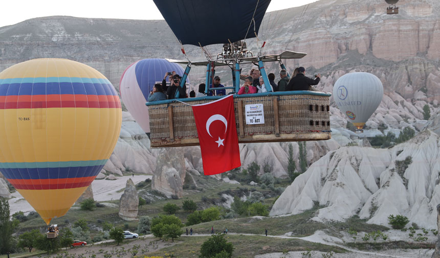 Kapadokya'da balonlar, 19 Mayıs için Türk bayraklarıyla havalandı 3