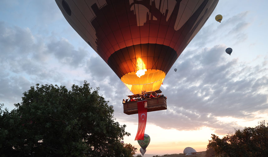 Kapadokya'da balonlar, 19 Mayıs için Türk bayraklarıyla havalandı 2