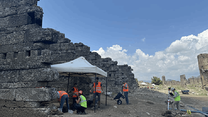 Aspendos'ta tarihi keşif: Zeus ve Afrodit heykelleri gün yüzüne çıktı! 2