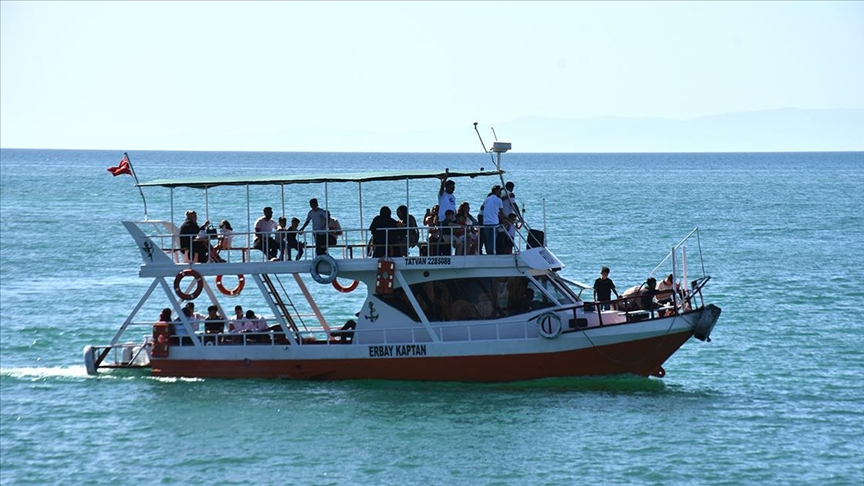 Doğu Anadolu Bölgesi'nin denizi! Sıcaktan bunalanlar kendini oraya attı 3