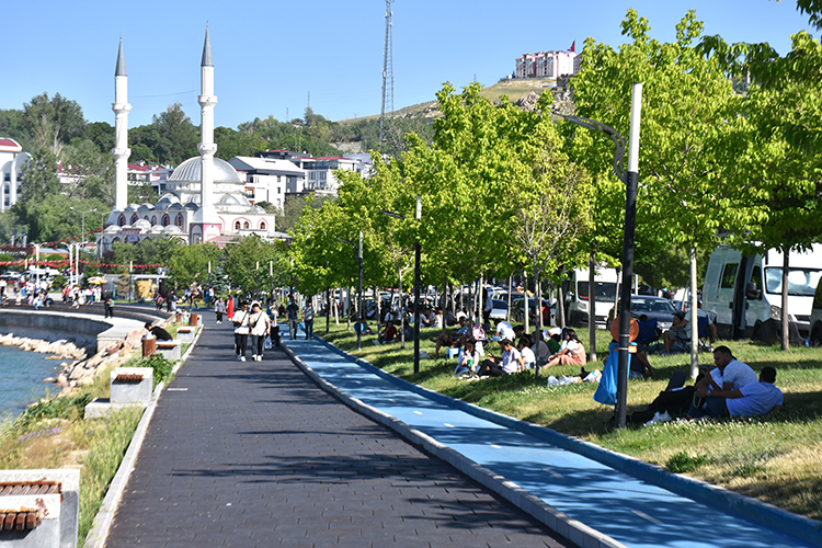 Doğu Anadolu Bölgesi'nin denizi! Sıcaktan bunalanlar kendini oraya attı 2