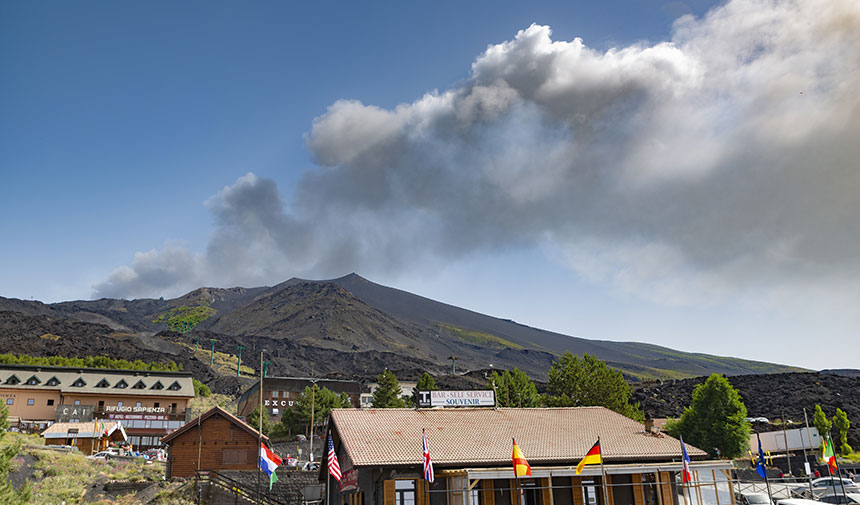 Etna Yanardağı'nda volkanik hareketlilik: Uçaklar için 'kırmızı alarm' verildi 2