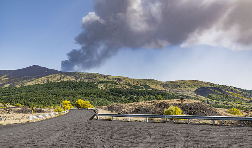 Etna Yanardağı'nda volkanik hareketlilik: Uçaklar için 'kırmızı alarm' verildi 3