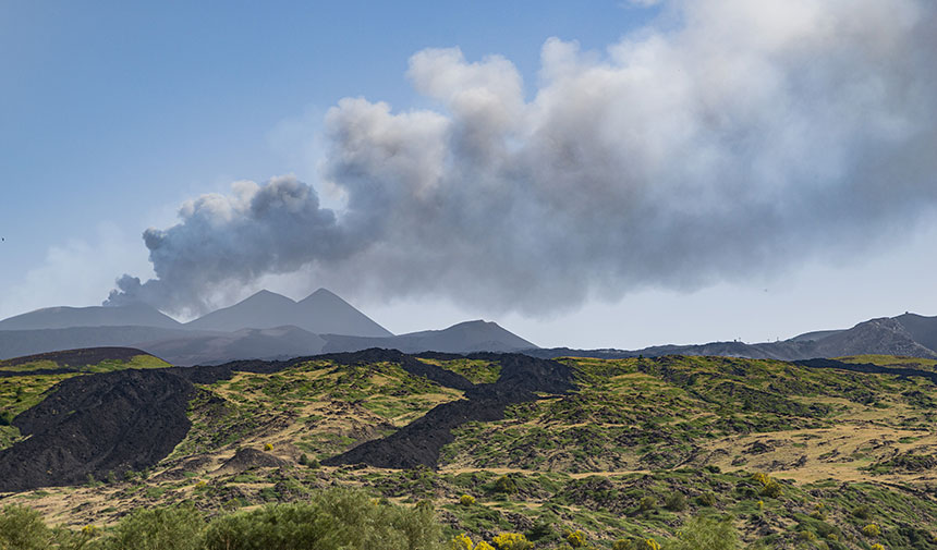 Etna Yanardağı'nda volkanik hareketlilik: Uçaklar için 'kırmızı alarm' verildi 9