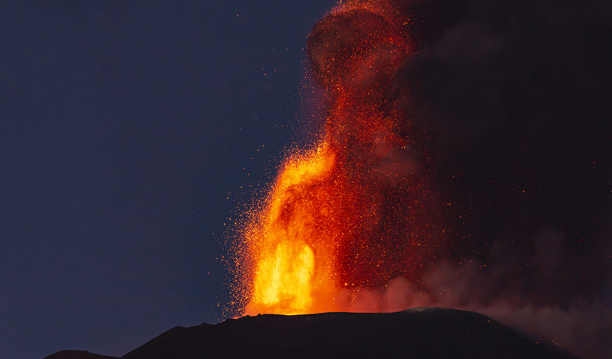 Etna Yanardağı'nda volkanik hareketlilik: Uçaklar için 'kırmızı alarm' verildi 1