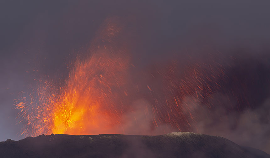 Etna Yanardağı'nda volkanik hareketlilik: Uçaklar için 'kırmızı alarm' verildi 4