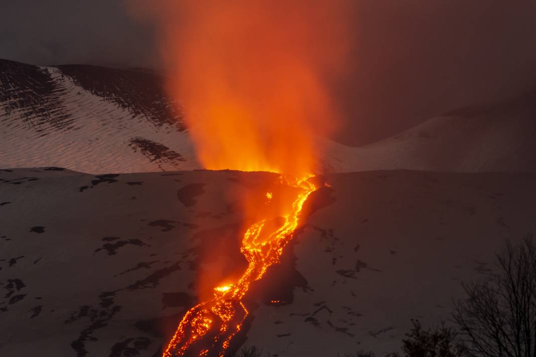 Etna Yanardağı'ndaki lav akışı sürüyor 3
