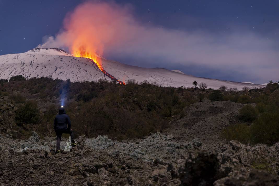 Etna Yanardağı'ndaki lav akışı sürüyor 2