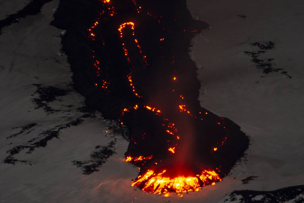Etna Yanardağı'ndaki lav akışı sürüyor 1
