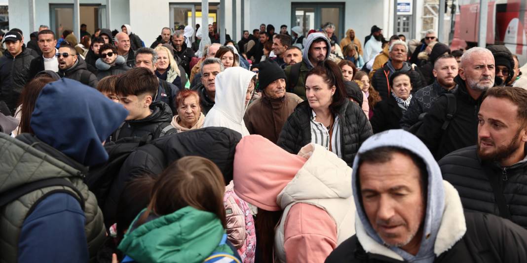 Santorini Adası'nda sismik hareketlilik paniği: Binlerce kişi adayı terk etti 5