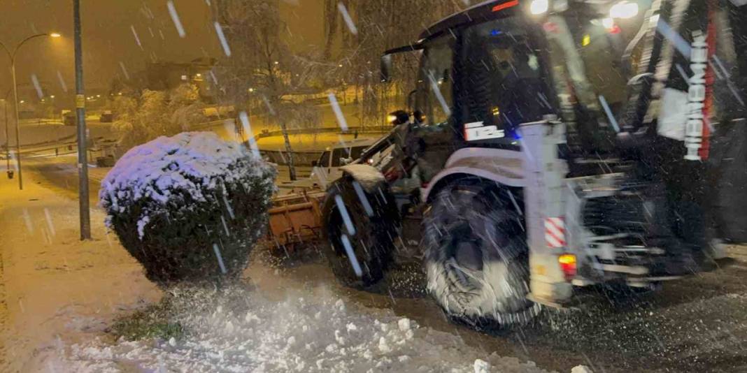 Düzce’de kar yağışı felaketi beraberinde getirdi! 5 araç kaza yaptı, yol kapatıldı 3