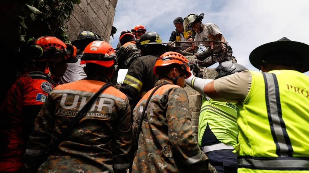 Yolcu otobüsü köprüden düştü: 51 kişi öldü 2