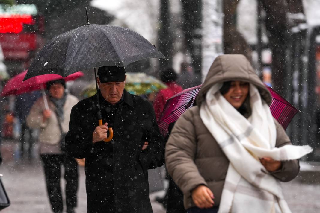 Sokağa çıkan, pencereden bakan gördüklerine inanamadı! Nisan'ın ortasında kar tuttu 3