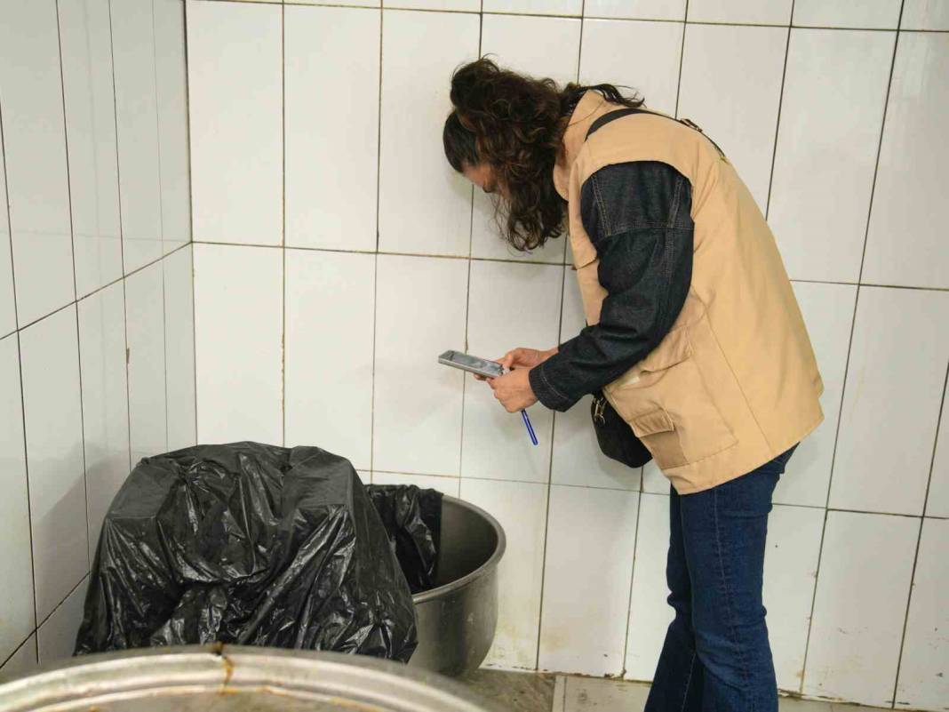 Adana'nın meşhur tatlıcısında şok eden görüntü: Her yeri böcek sarmış! Verilen ceza pes dedirtti 7