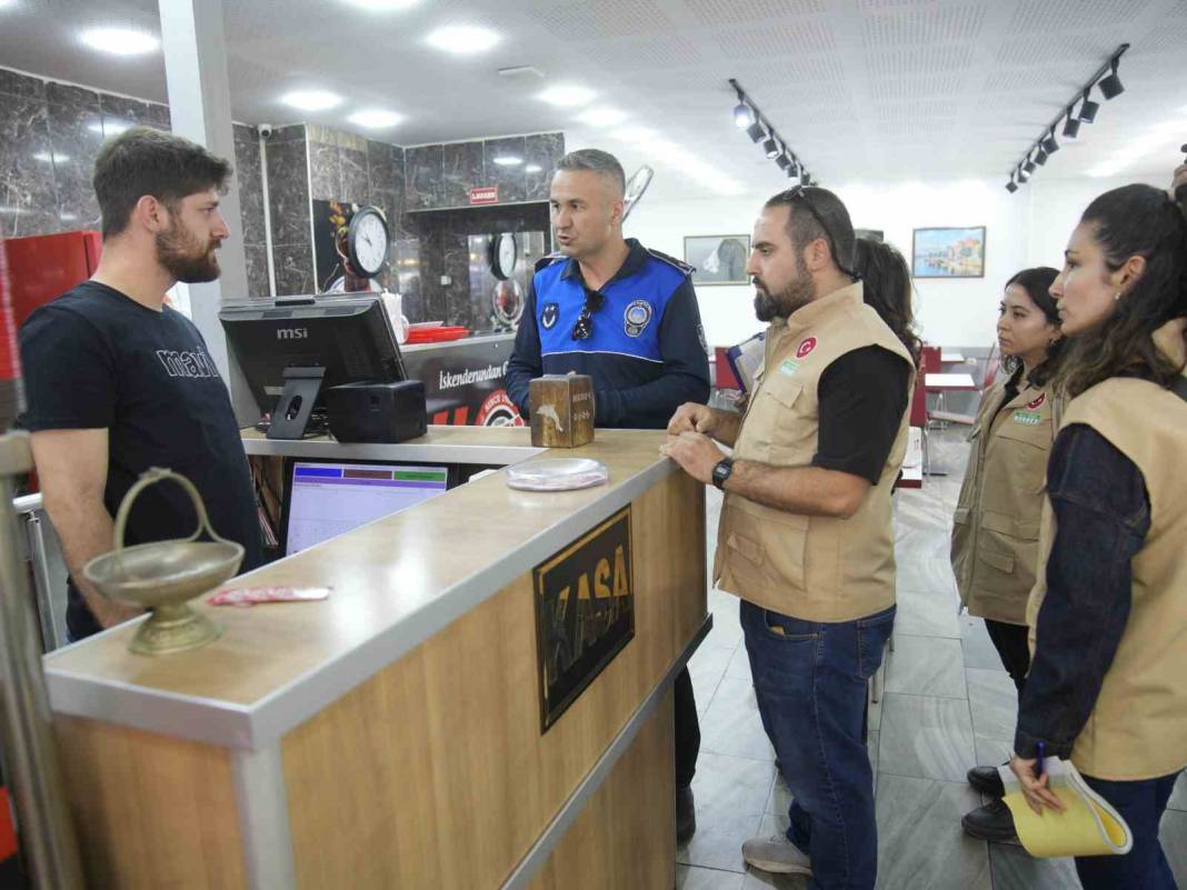 Adana'nın meşhur tatlıcısında şok eden görüntü: Her yeri böcek sarmış! Verilen ceza pes dedirtti 3
