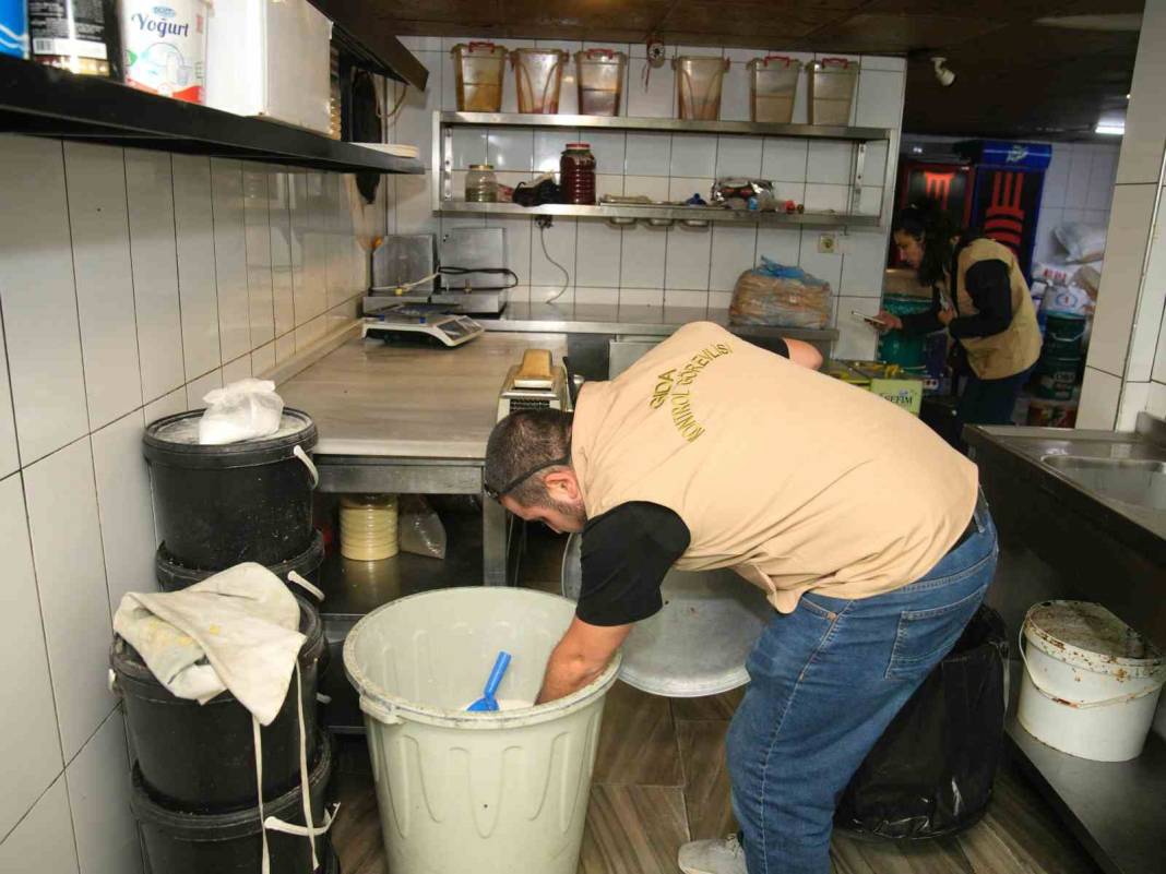 Adana'nın meşhur tatlıcısında şok eden görüntü: Her yeri böcek sarmış! Verilen ceza pes dedirtti 1