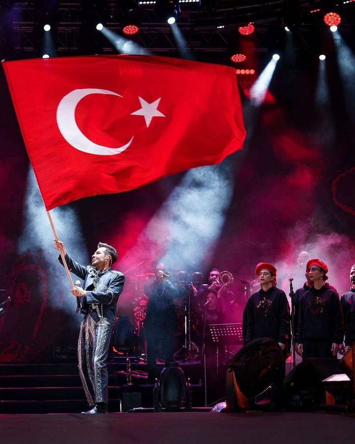 Ünlülerden 23 nisan paylaşımı: Bazı ünlüler kendi çocukluk fotoğrafını paylaştı 5