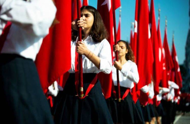 Ünlülerden 23 nisan paylaşımı: Bazı ünlüler kendi çocukluk fotoğrafını paylaştı 9
