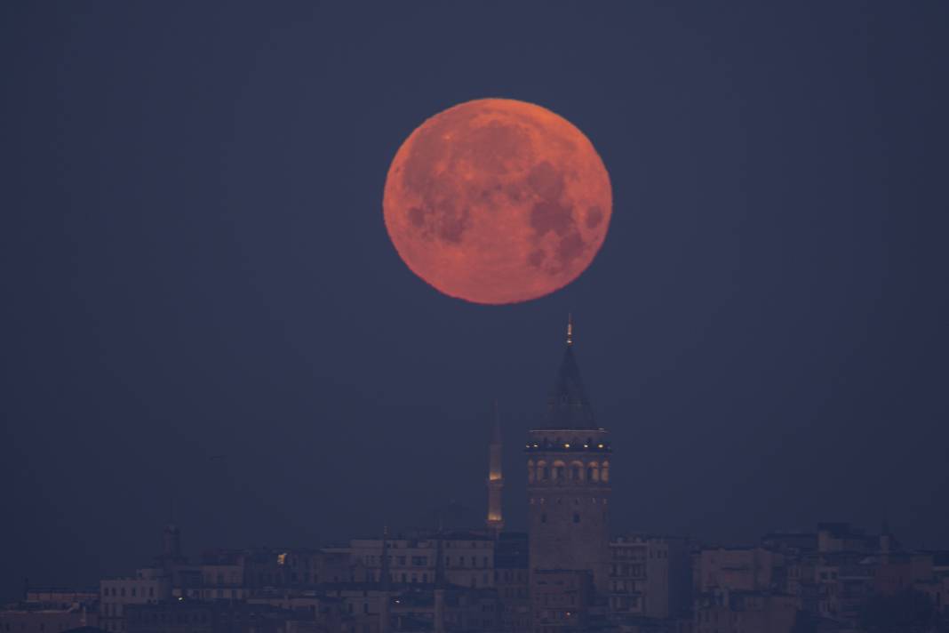 İstanbul'da kartpostallık manzara: Dolunay megakenti aydınlattı 1