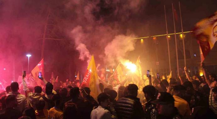 Galatasaray'dan şampiyonluk sevinci: Sokaklar sarı kırmızıya boyandı 5