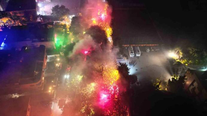 Galatasaray'dan şampiyonluk sevinci: Sokaklar sarı kırmızıya boyandı 7