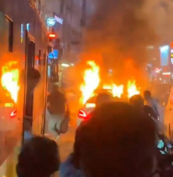 Galatasaray'dan şampiyonluk sevinci: Sokaklar sarı kırmızıya boyandı 10