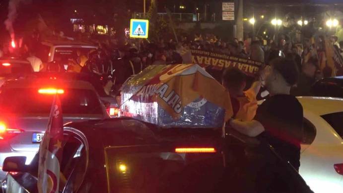 Galatasaray'dan şampiyonluk sevinci: Sokaklar sarı kırmızıya boyandı 1