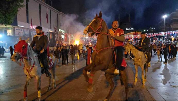 Galatasaray'dan şampiyonluk sevinci: Sokaklar sarı kırmızıya boyandı 3