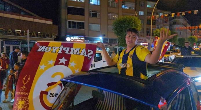 Galatasaray'dan şampiyonluk sevinci: Sokaklar sarı kırmızıya boyandı 4