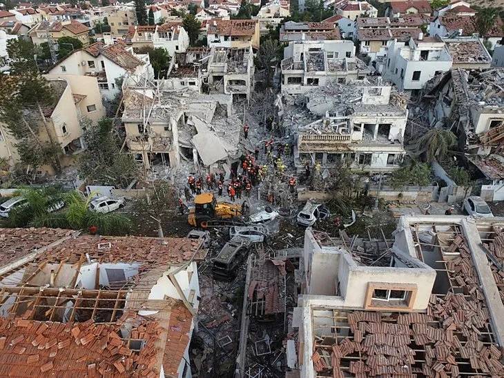 İran'ın vurduğu Tel Aviv'de hasar gün ağarınca ortaya çıktı 16