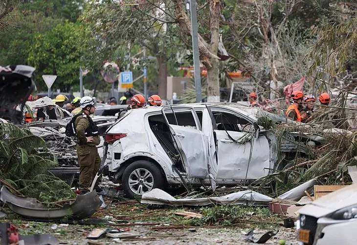 İran'ın vurduğu Tel Aviv'de hasar gün ağarınca ortaya çıktı 15