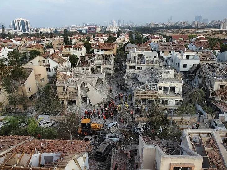 İran'ın vurduğu Tel Aviv'de hasar gün ağarınca ortaya çıktı 13
