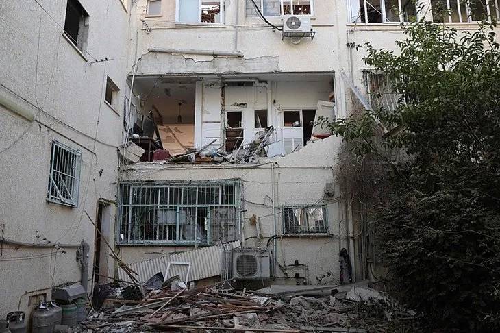 İran'ın vurduğu Tel Aviv'de hasar gün ağarınca ortaya çıktı 11