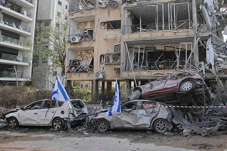 İran'ın vurduğu Tel Aviv'de hasar gün ağarınca ortaya çıktı 9