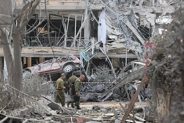 İran'ın vurduğu Tel Aviv'de hasar gün ağarınca ortaya çıktı 8