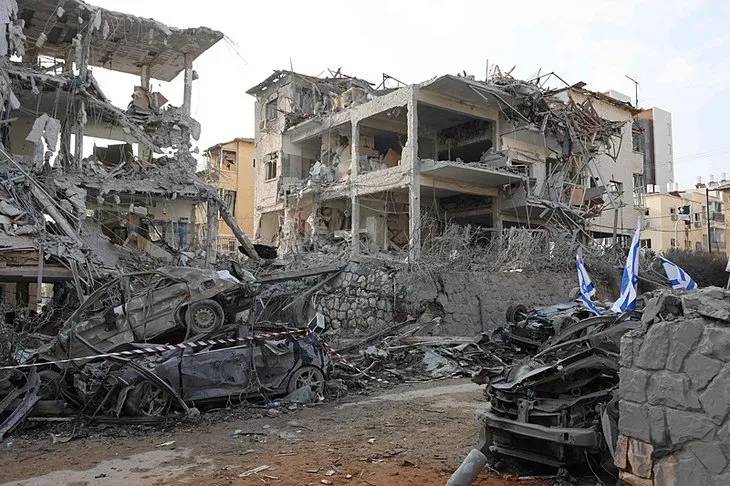 İran'ın vurduğu Tel Aviv'de hasar gün ağarınca ortaya çıktı 7