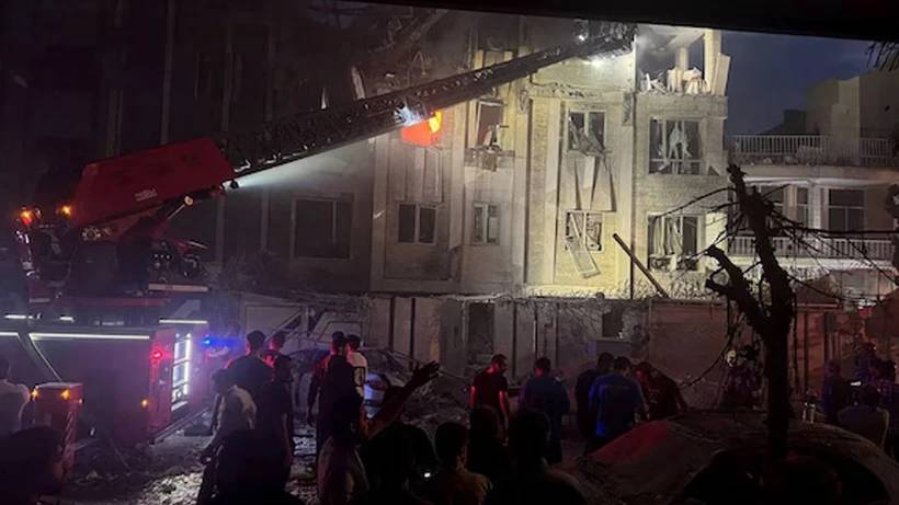 İsrail’in İran operasyonu sonrası ilk görüntüler: Sokaklar harabeye döndü 15