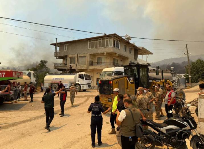 Hatay, Bilecik ve İzmir yangınlarında son durumu Ali Yerlikaya açıkladı: 50 bin vatandaşımız güvenli bölgelere alındı 9