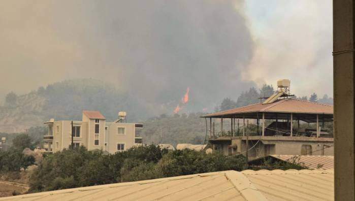 Hatay, Bilecik ve İzmir yangınlarında son durumu Ali Yerlikaya açıkladı: 50 bin vatandaşımız güvenli bölgelere alındı 12