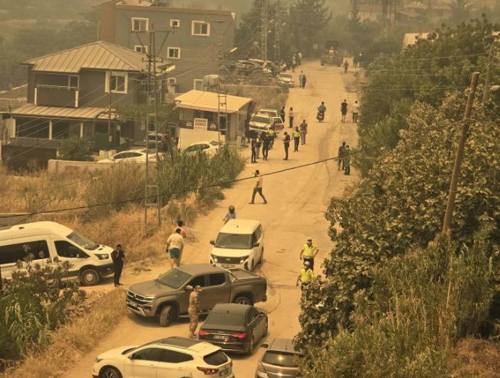 Hatay, Bilecik ve İzmir yangınlarında son durumu Ali Yerlikaya açıkladı: 50 bin vatandaşımız güvenli bölgelere alındı 8