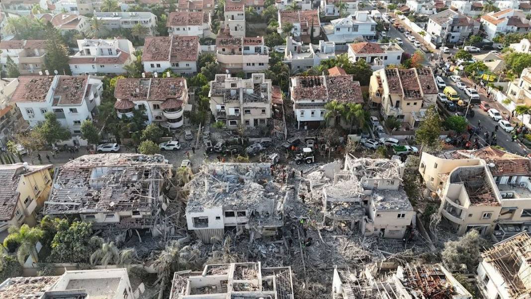 İran'ın vurduğu Tel Aviv'de hasar gün ağarınca ortaya çıktı 6