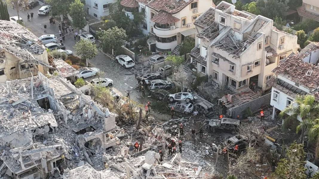 İran'ın vurduğu Tel Aviv'de hasar gün ağarınca ortaya çıktı 5