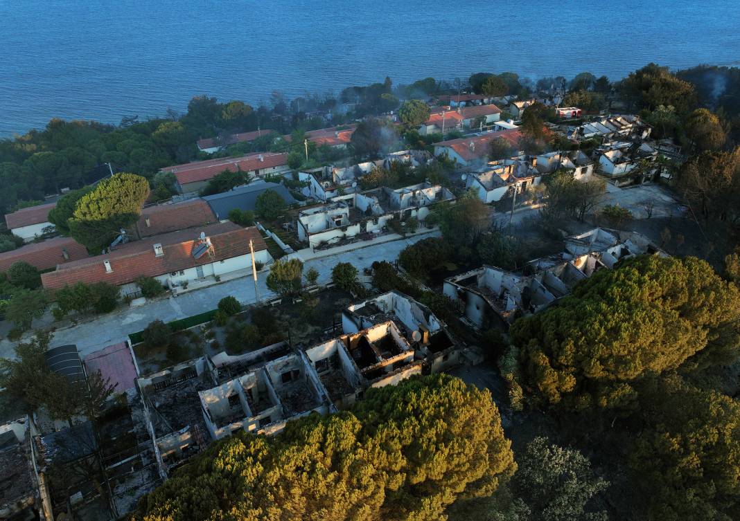 İzmir'de yangın felaketi: Seferihisar'da yazlık siteler küle döndü 12
