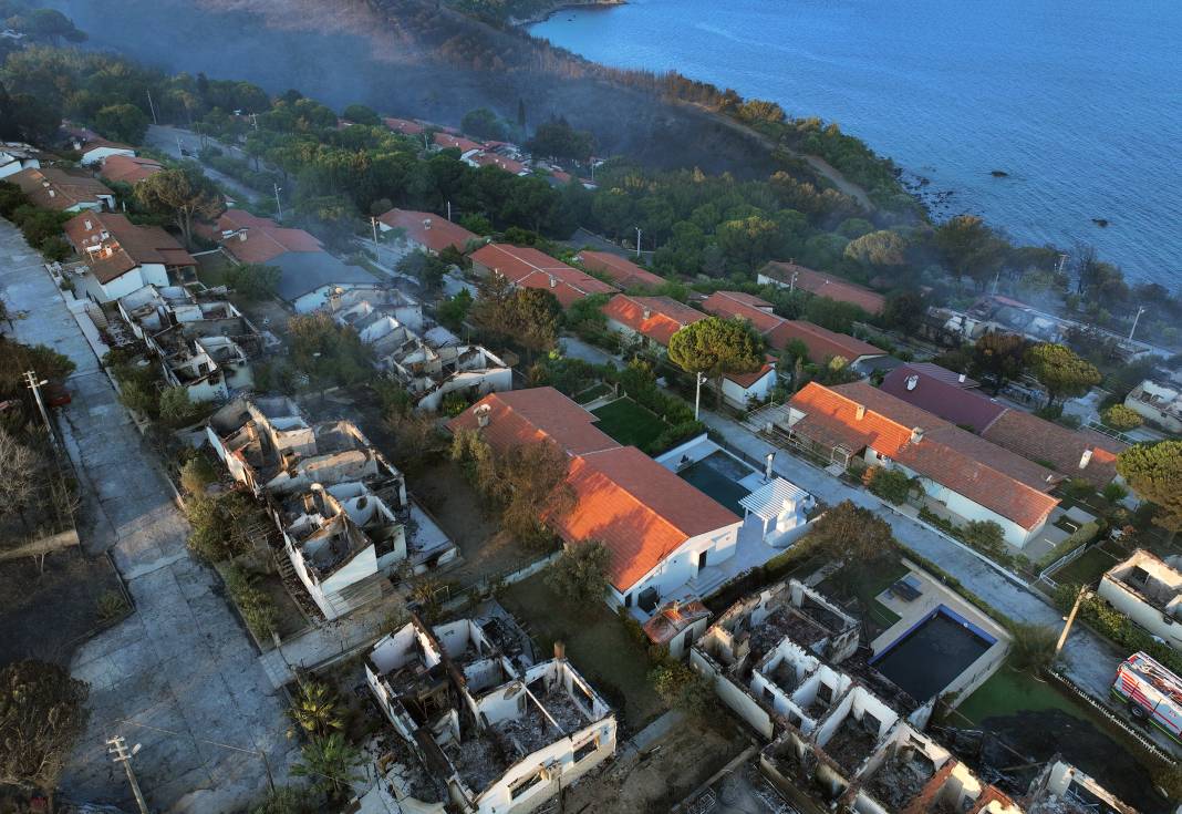 İzmir'de yangın felaketi: Seferihisar'da yazlık siteler küle döndü 14