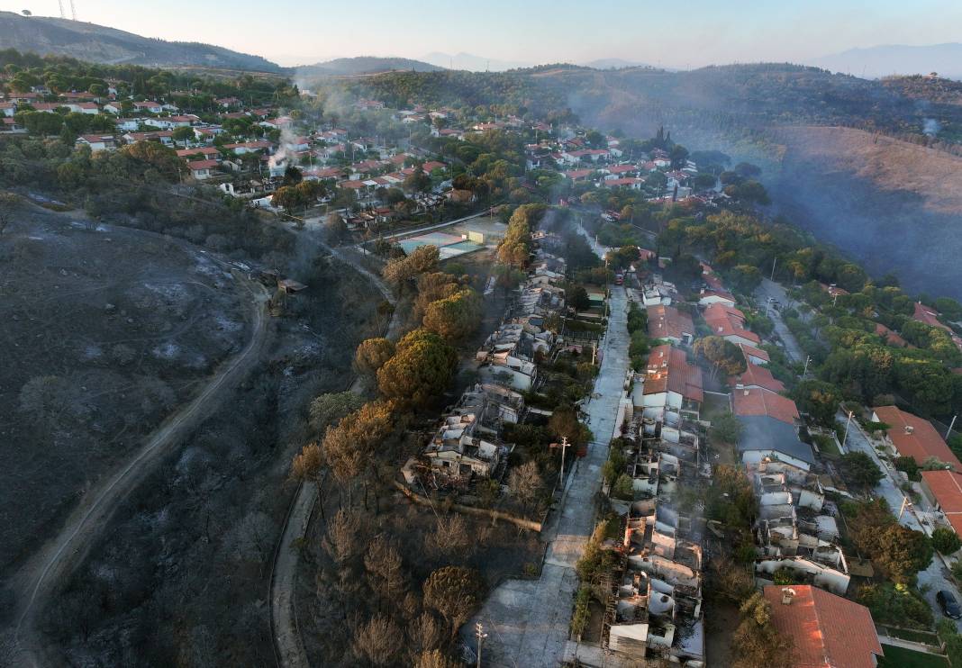 İzmir'de yangın felaketi: Seferihisar'da yazlık siteler küle döndü 19