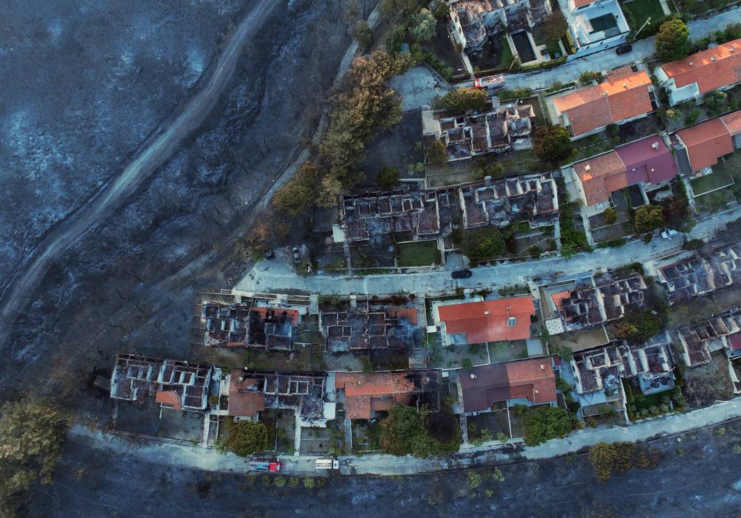 İzmir'de yangın felaketi: Seferihisar'da yazlık siteler küle döndü 18