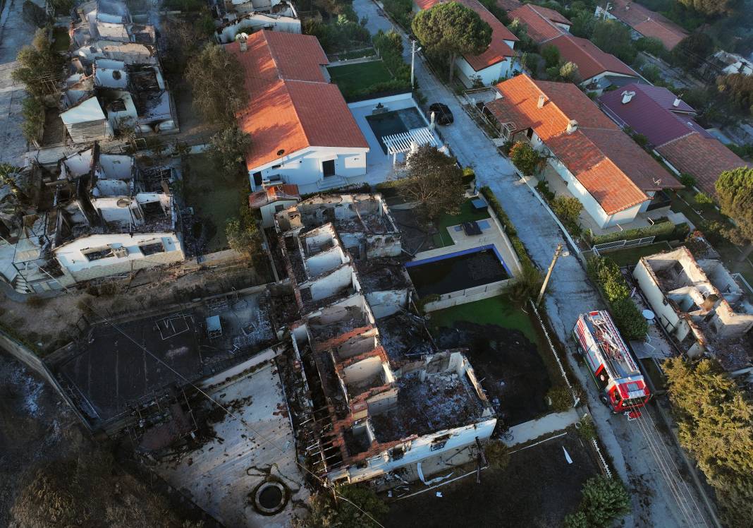 İzmir'de yangın felaketi: Seferihisar'da yazlık siteler küle döndü 20