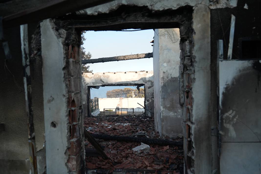 İzmir'de yangın felaketi: Seferihisar'da yazlık siteler küle döndü 9